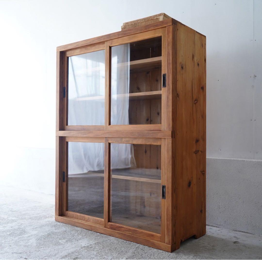 ガラス引き戸のキャビネット