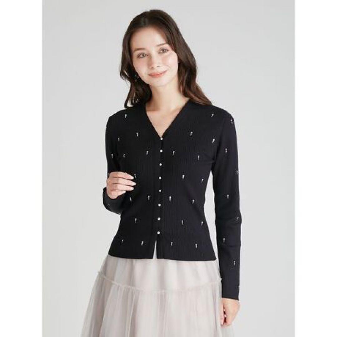 【美品】シャイニーVネックニットカーデ　CELFORD(新作) ホワイト