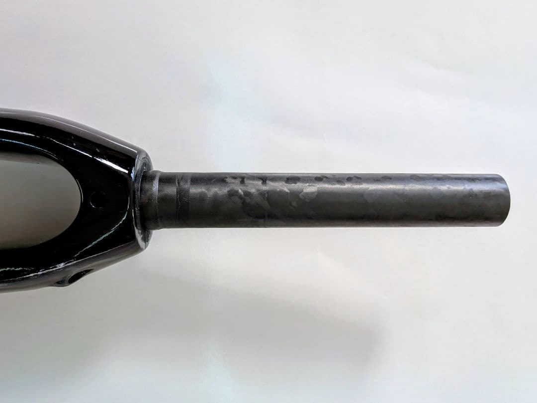 カーボン フロントフォーク ブラック、ディスク仕様。