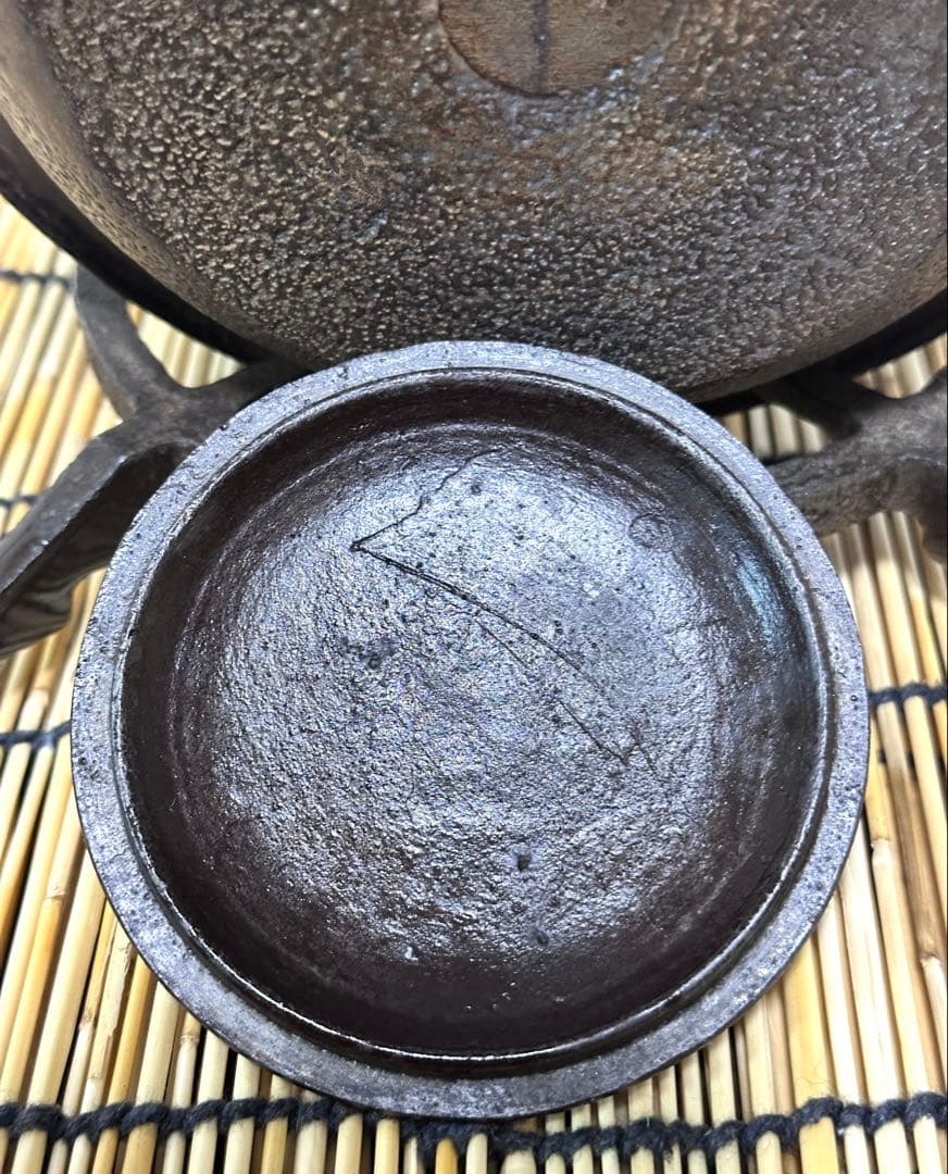 南部釜師　初代緑山　河村 常次郎作　１２型アラレ　南部鉄瓶　かず様売約済み