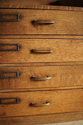 古く味のある楢材の小引き出し4段