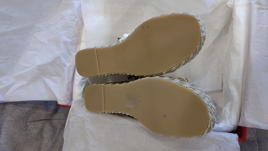 ヴァレンティノ今季完売ロックスタッズサンダル