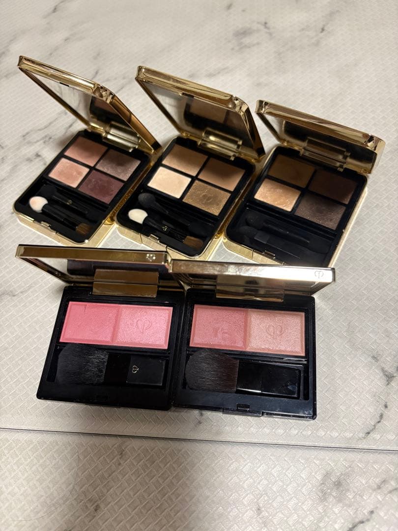 アイシャドウパレット3つとチークパレット2つセット