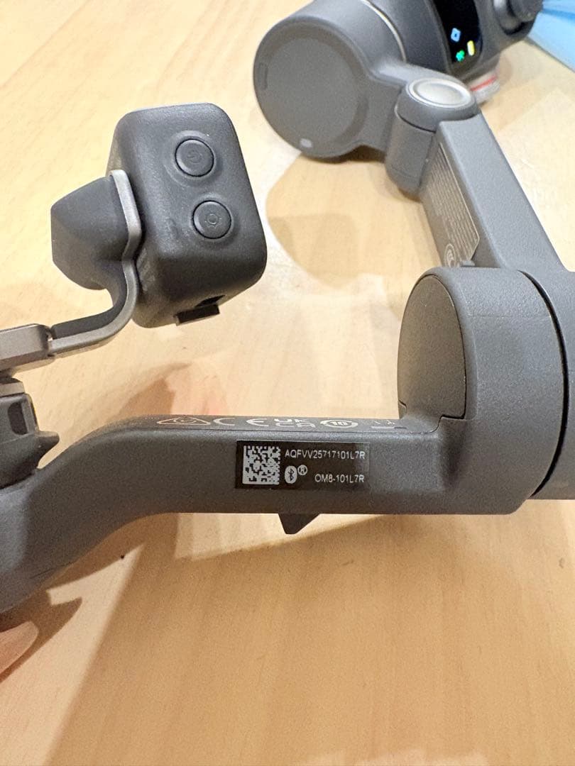 最新　DJI OSMO MOBILE 8 スマホ用ジンバル　ライト付き　自撮り棒