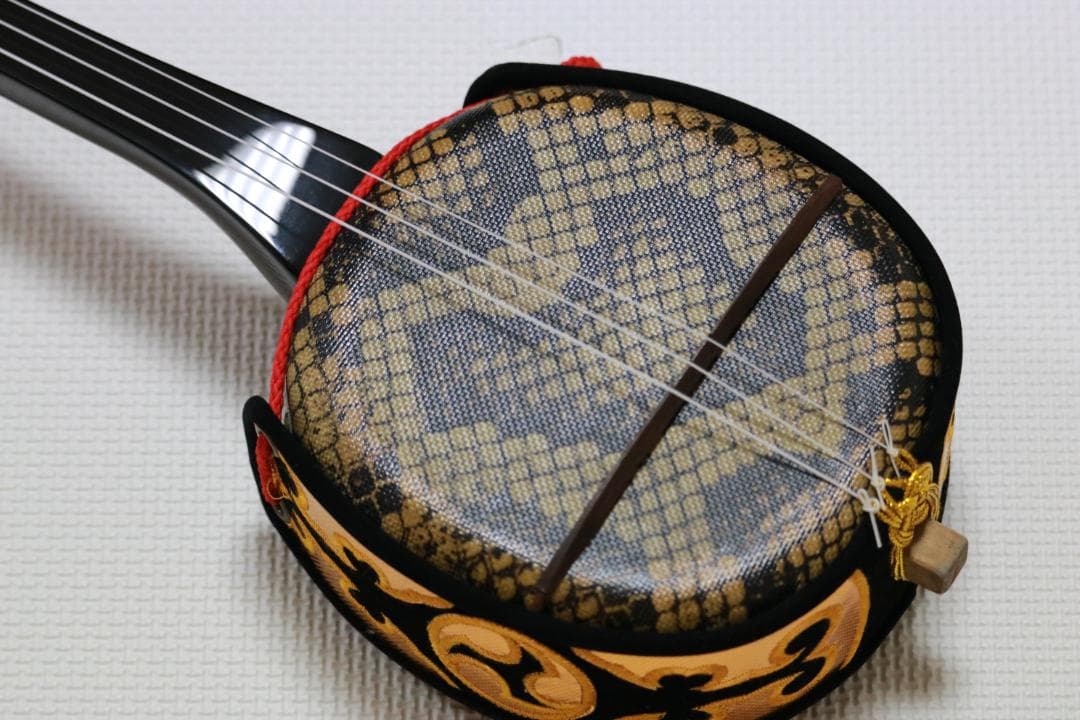 沖縄三線セット（人工皮張り）教本と初心者に必要なお得な付属品付 新品未使用