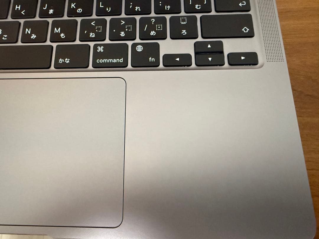 【M1 MacBook Air 】バッテリー残98%、テカリなし、充放電84回