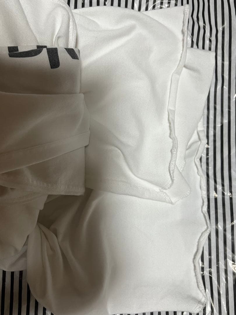 新品タグ付2025ドゥーズィエムクラスhooked Tシャツ 匿名