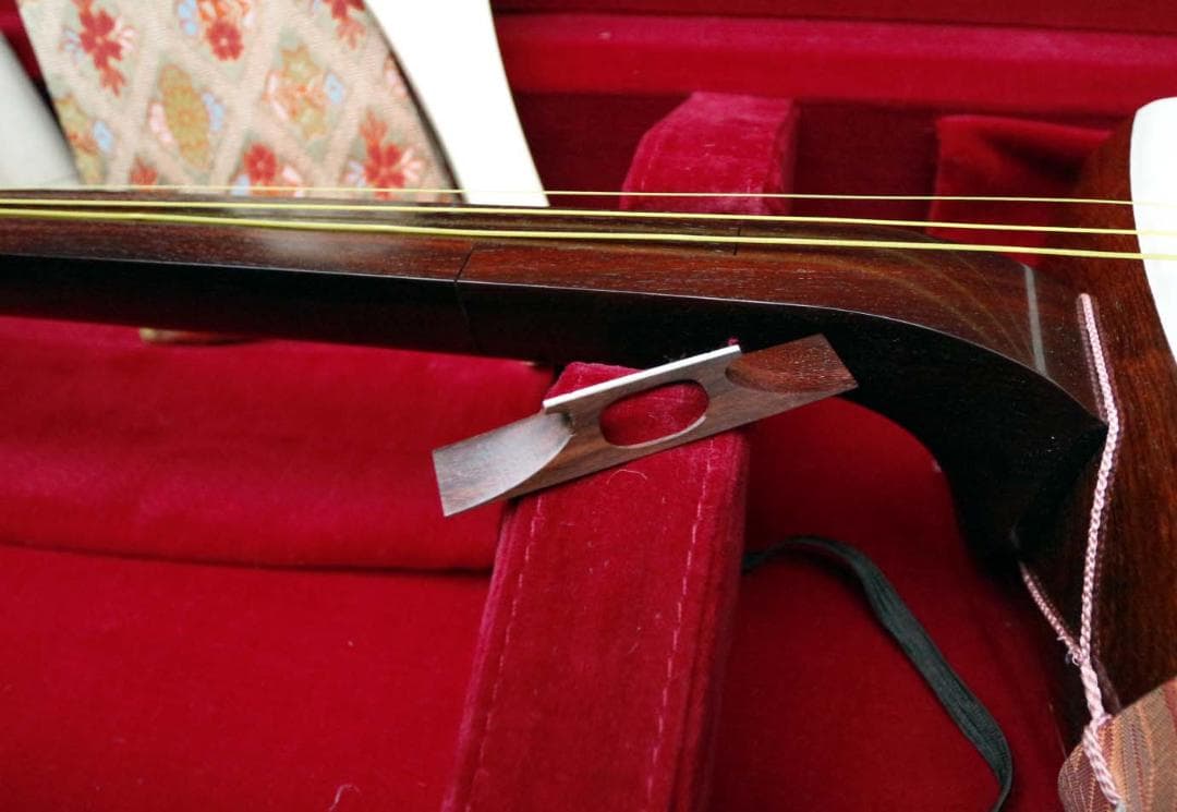 ■高級三味線■細棹 紅木 綾杉胴 バチ、ハードケース付き