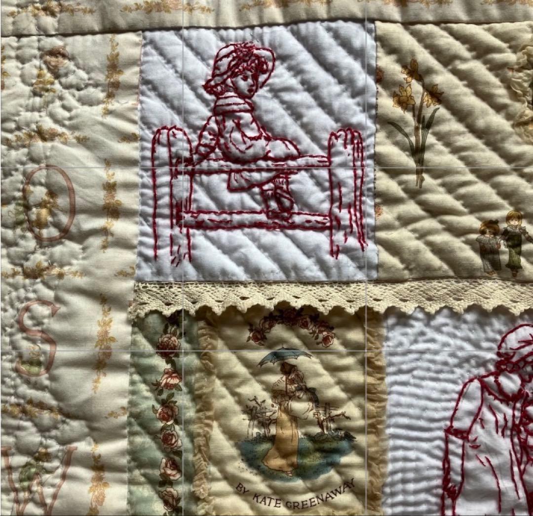 ケイトグリーナウェイの図案のレッド刺繍と生地のパッチワークキルトタペストリー