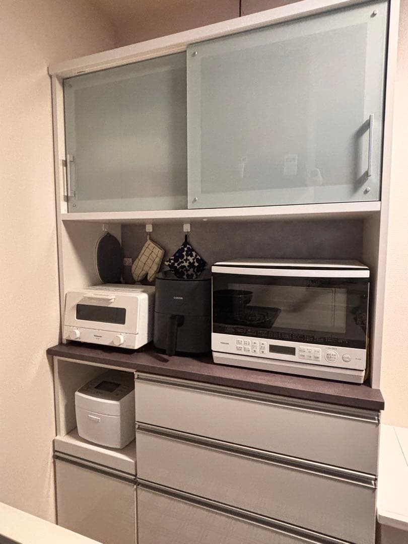 ホワイト・グレー木製食器棚 収納力抜群