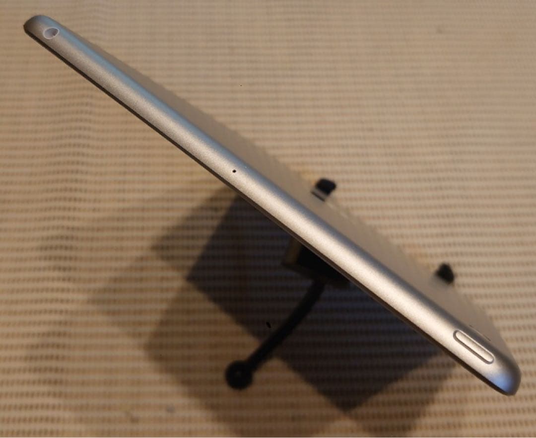 完動品iPad第5世代(A1822)本体32GBシルバー送料込VVRV7