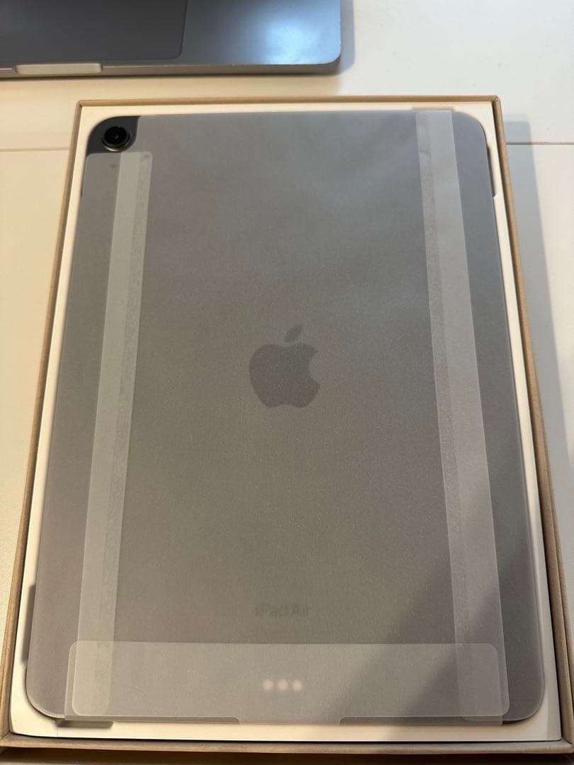 iPad Air (第5世代) グレー 本体　 整備済み品 未使用