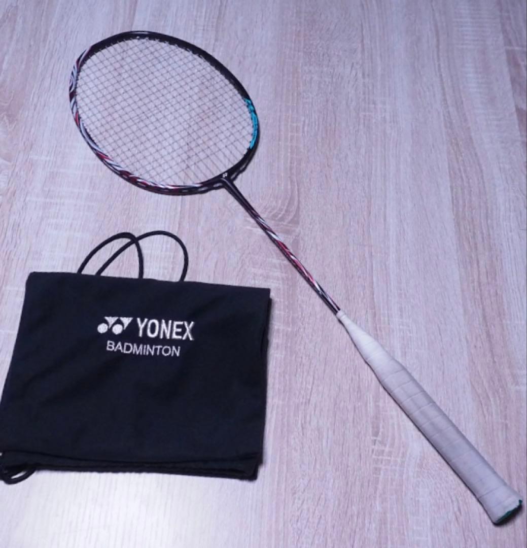 ヨネックス　クレナイ　YONEX アストロクス100ZZ 4UG5 AX 紅