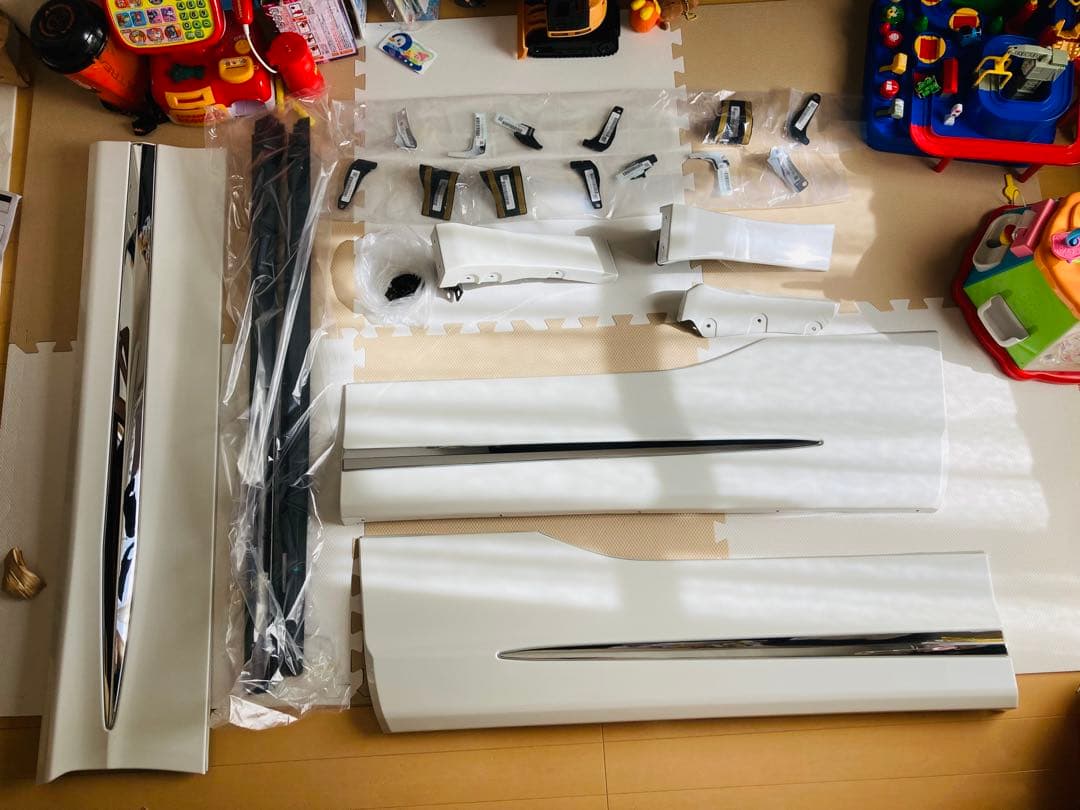 30系後期アルファードのモデリスタサイドスカート(右側後のパーツはなし)