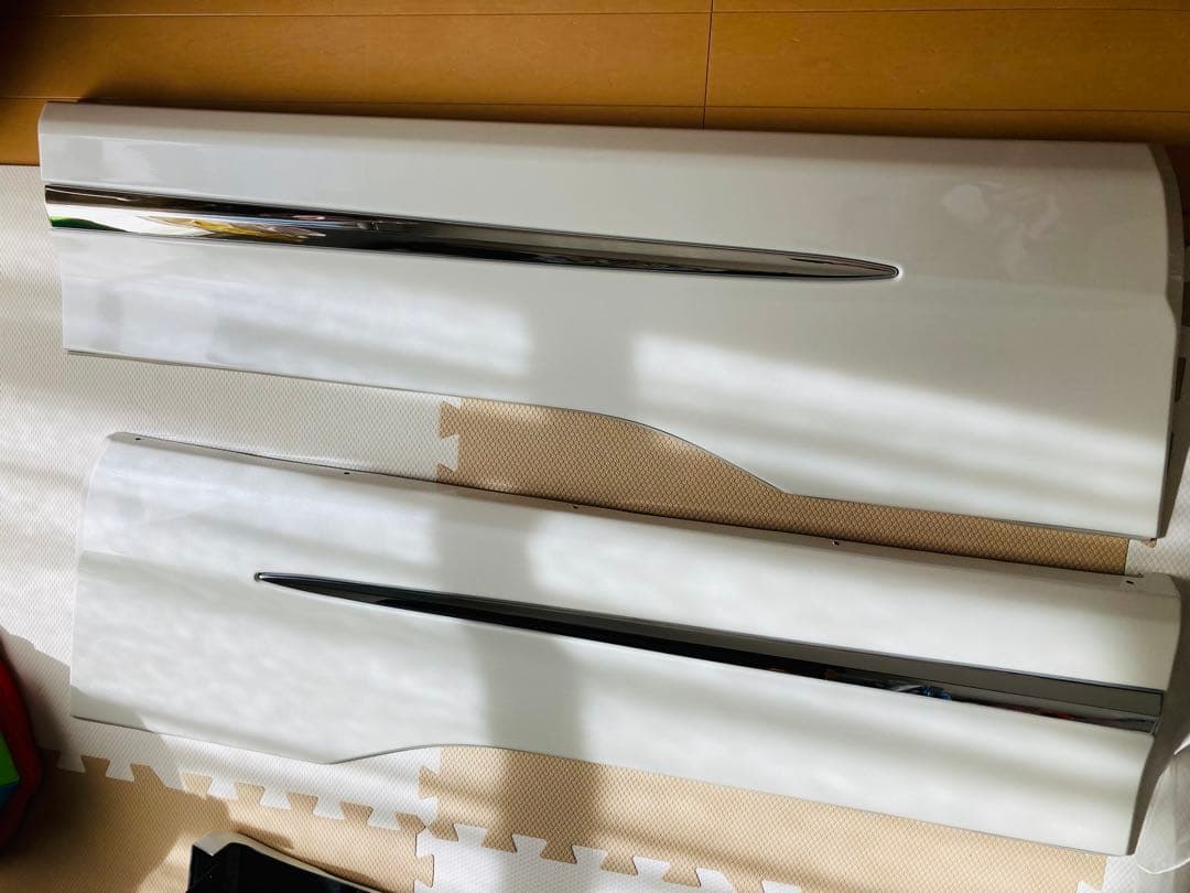 30系後期アルファードのモデリスタサイドスカート(右側後のパーツはなし)