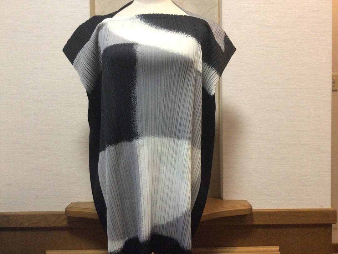 ミ*ヤ様 イッセイミヤケ　プリーツプリーズ　変形　ボートネック　トップス　白黒グ