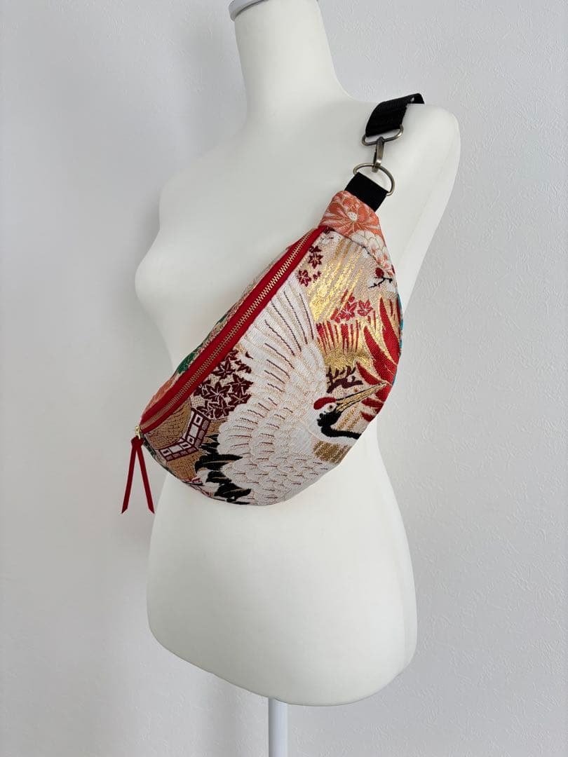 帯リメイク・鶴のボディバッグ　スリングバッグ
