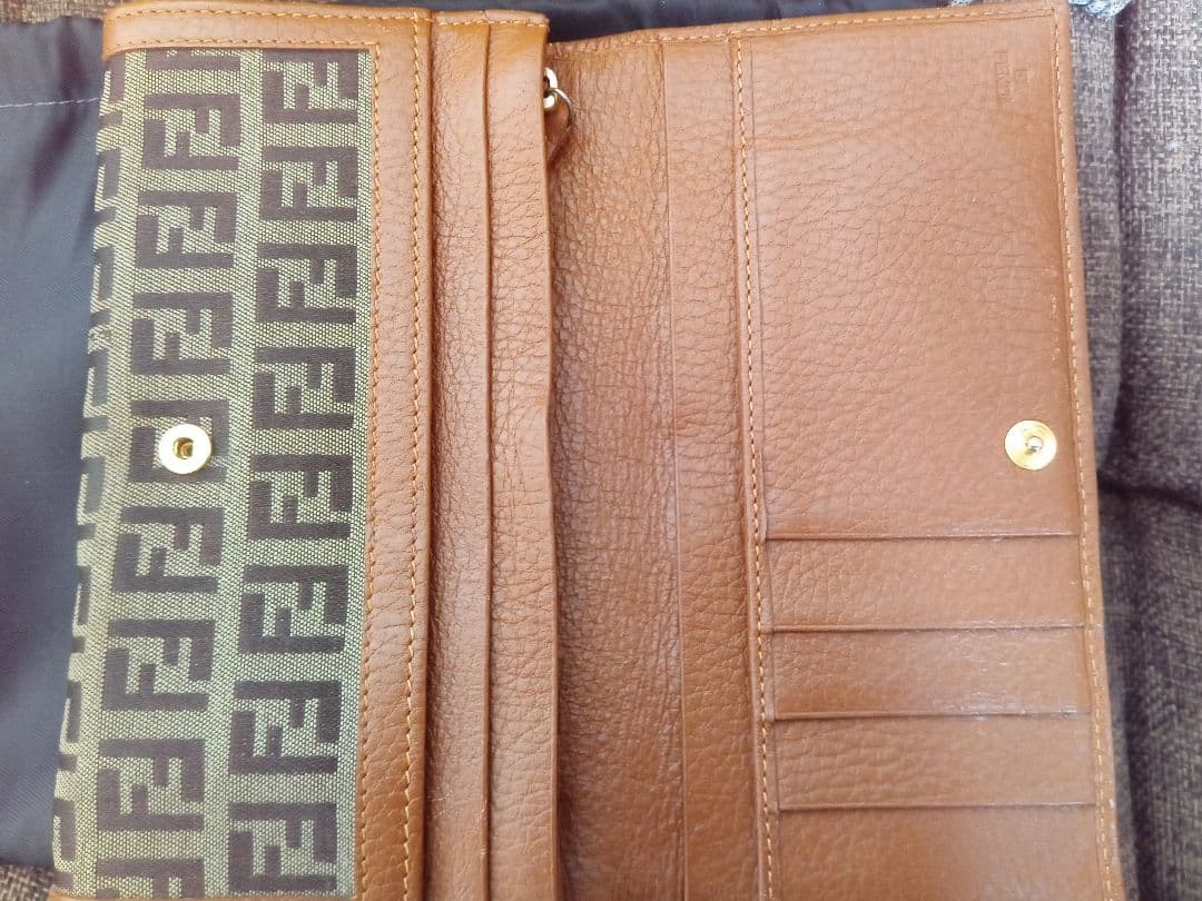 フェンディ　ズッキーノチャーム付き長財布