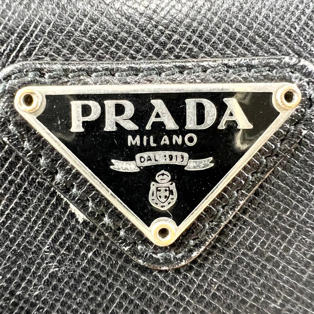 PRADA ケース トライアングルロゴ サフィアーノ 黒 ラウンドジップ