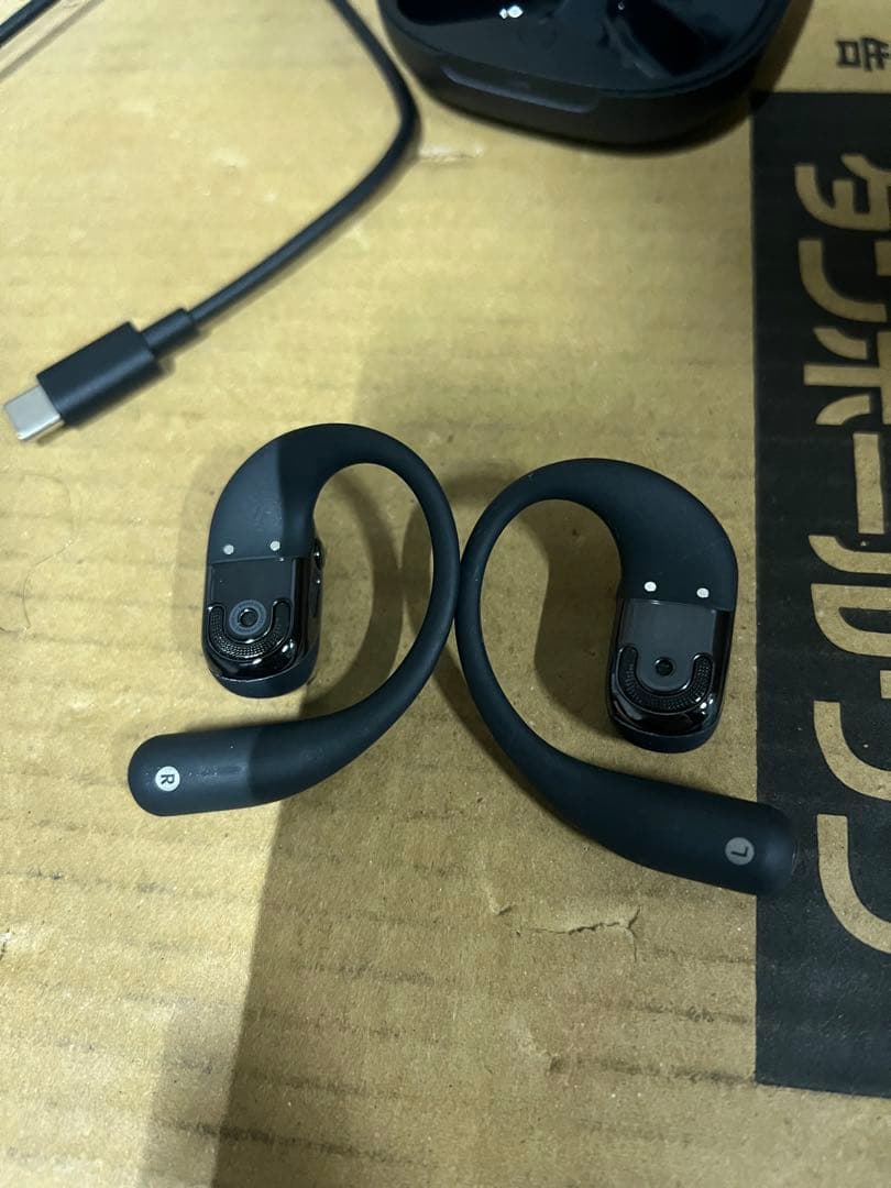 Shokz イヤホン OpenFit 2 本体とケースとケーブルのみ