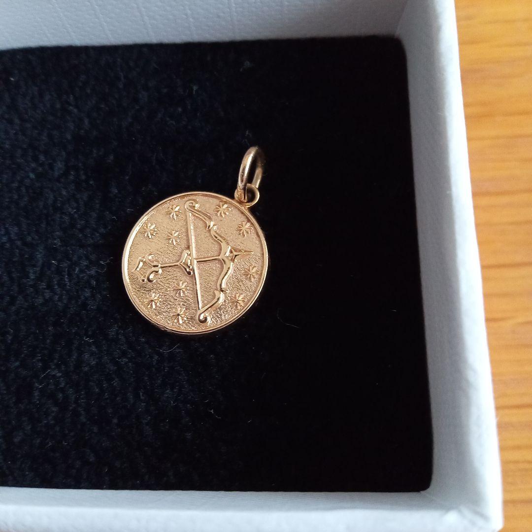 agete　10金星座デザイン 射手座　メダル型チャーム