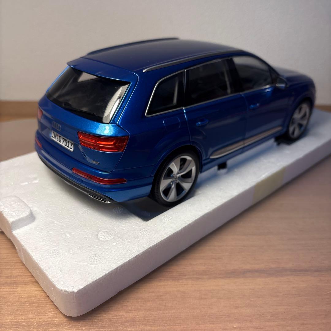 ミニチャンプス　Audi アウディ　Q7 1/18スケール ミニカー　ブルー