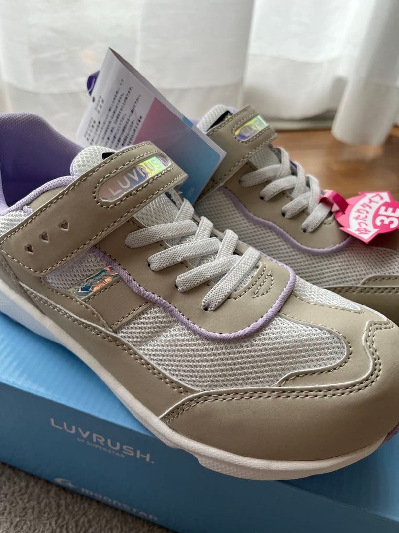 【新品】LUVRUSH ブラック ベージュ　スニーカー　22.5 女の子　3E