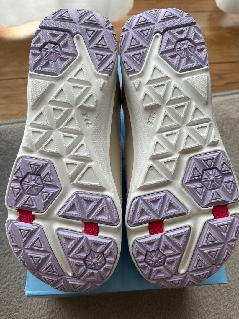 【新品】LUVRUSH ブラック ベージュ　スニーカー　22.5 女の子　3E