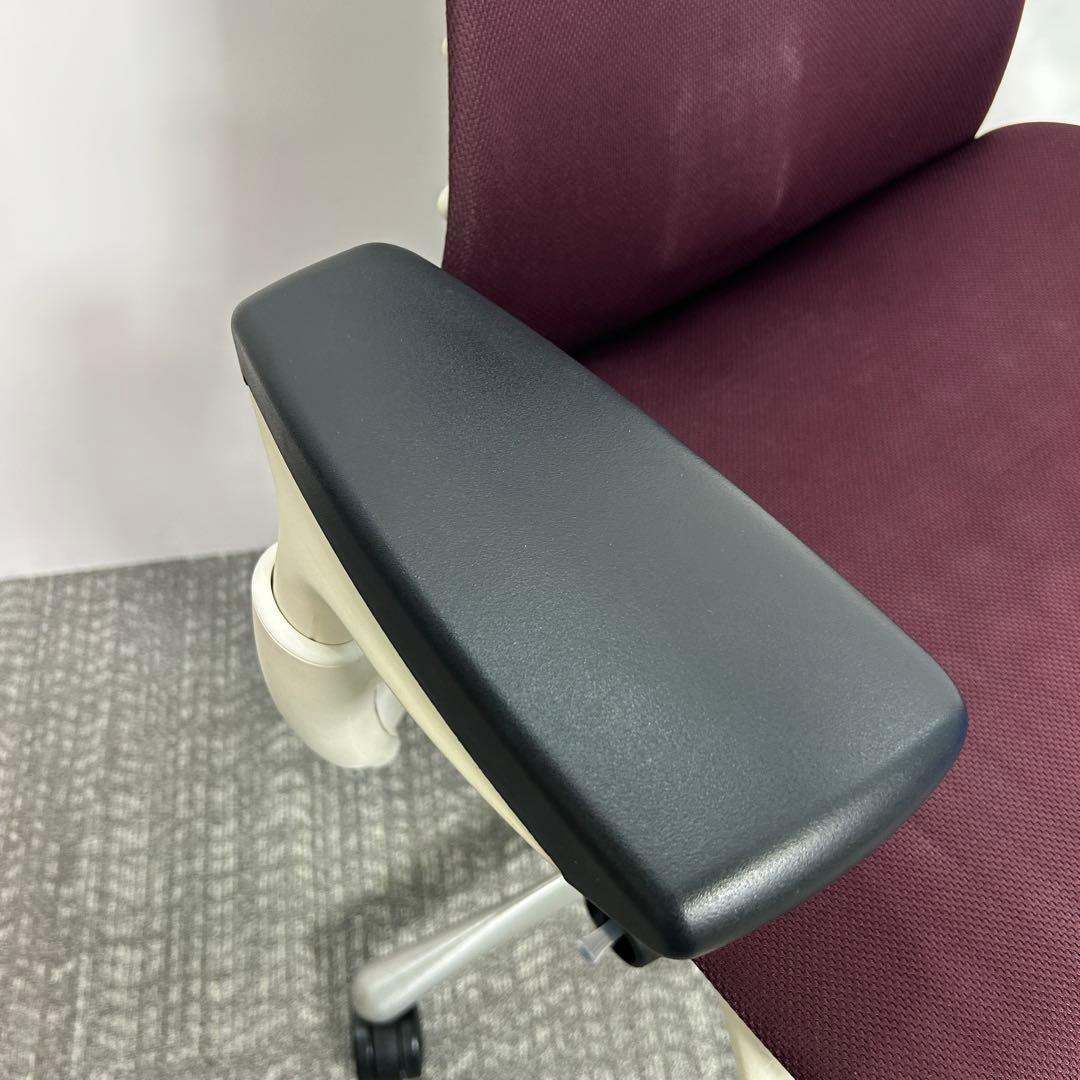 ①エンボディチェア ハーマンミラー ホワイト Embody えんじ色系