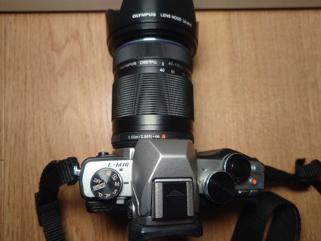 OLYMPUS OM-D E-M10 40-150mm F4.0-5.6R 付き
