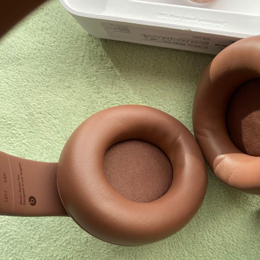 美品　Beats Studio Pro kim コラボ　アース（ブラウン）