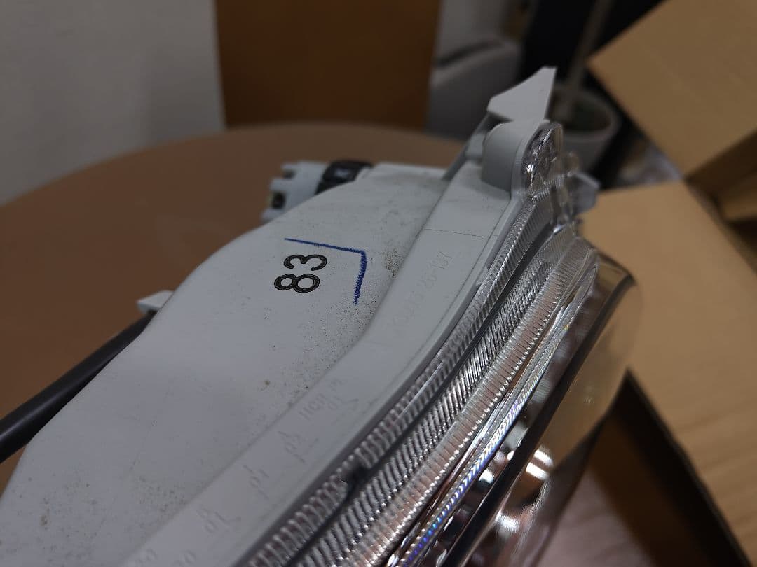 ハイエース純正LEDヘッドライト右側ジャンク　Koito26-137