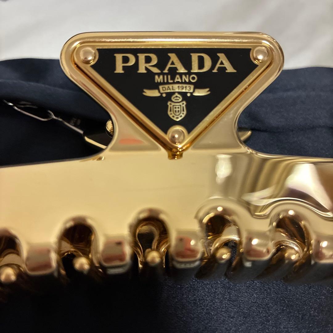 プラダ PRADA ヘアクリップ　ゴールド　ロゴ　正規品　ヘアアクセサリー