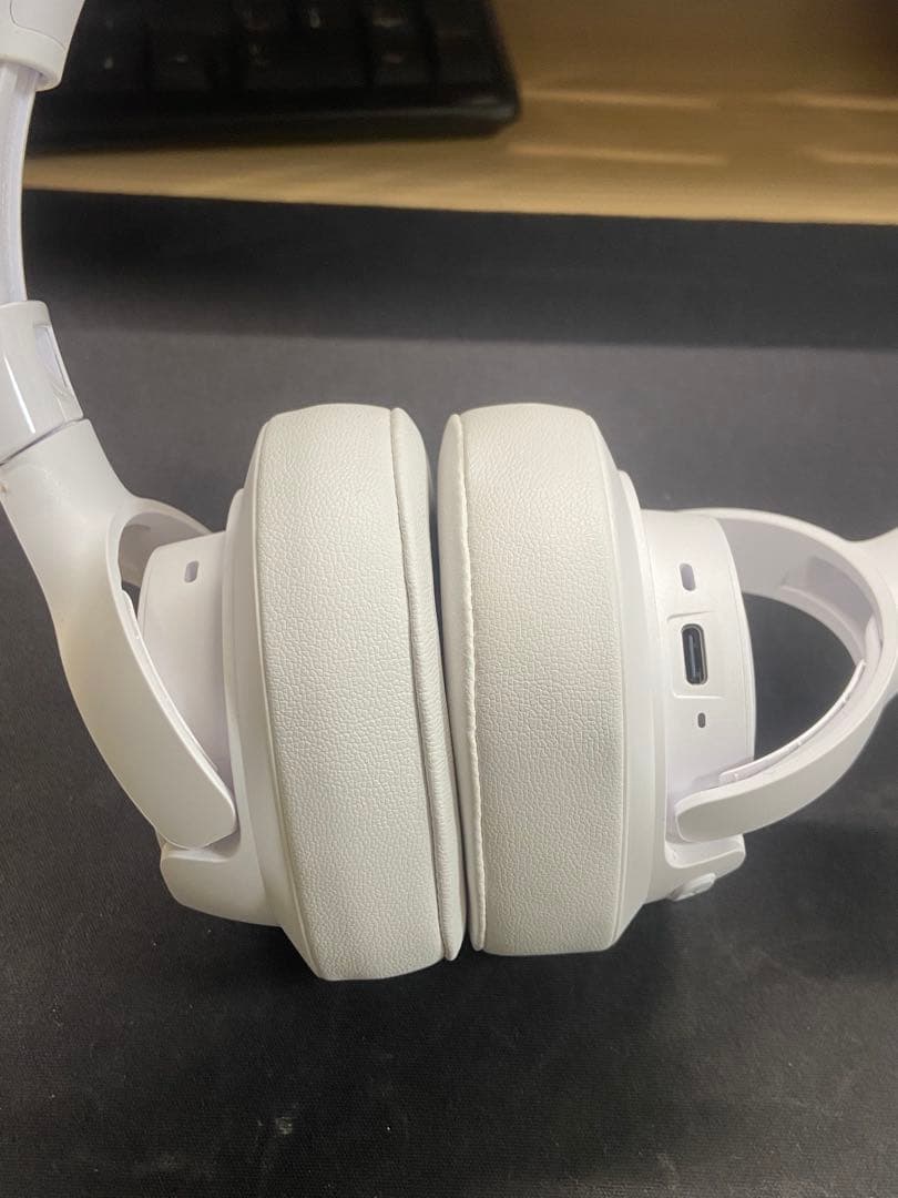 JBL ワイヤレスヘッドホン　白色　ホワイト