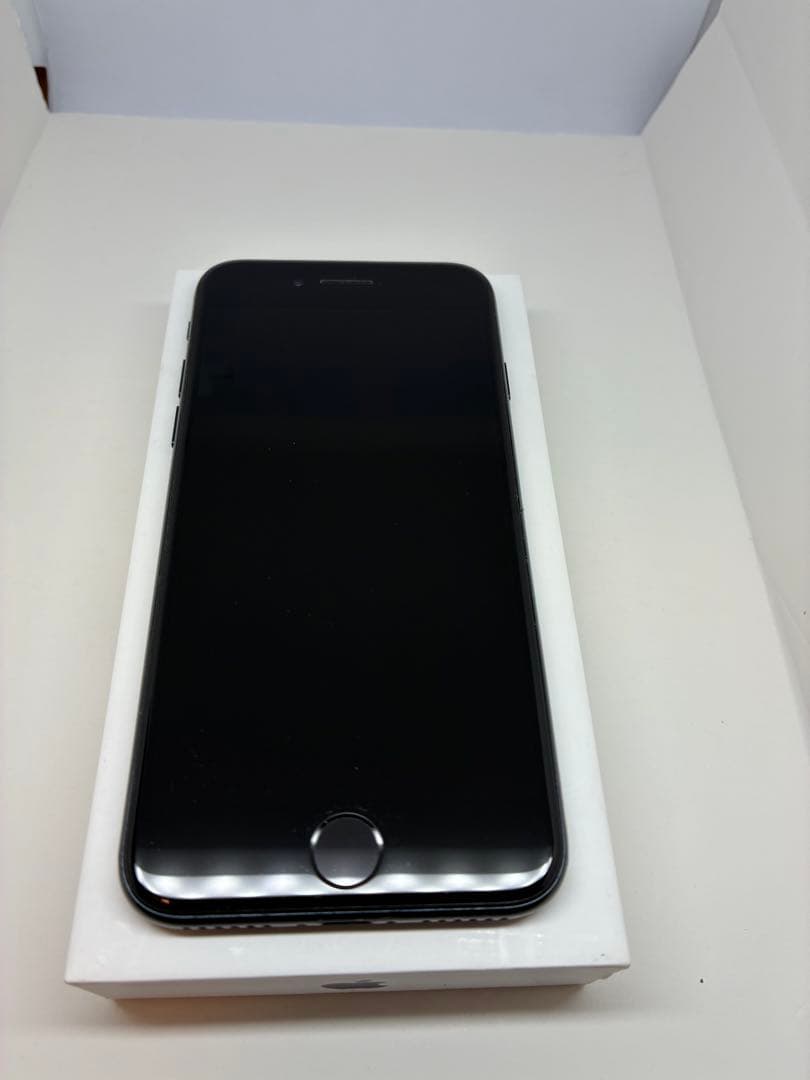 【極美品】iPhone SE3 64G ブラック　SIMフリー　純正新品バッテリ