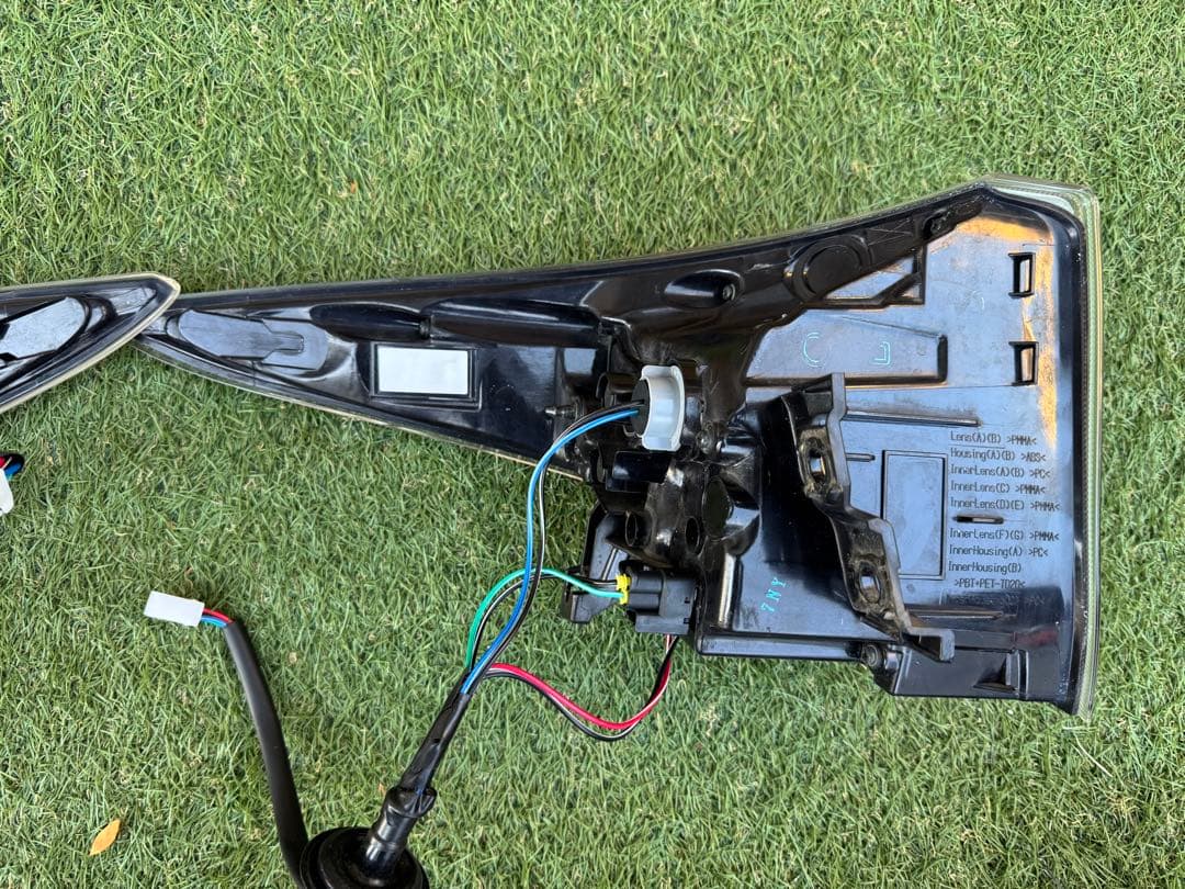 TOYOTA プリウス50系前期　純正テールランプ 左右セット