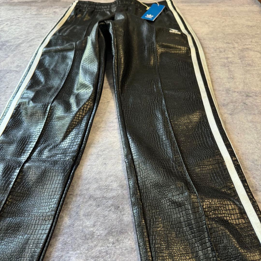 【新品】　アディダス　クロコ フェイクレザー トラックパンツ　ジャージ