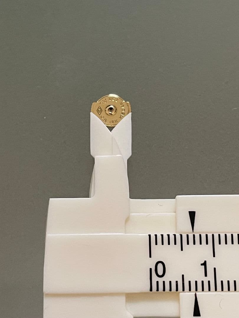 片耳　カルティエピアスキャッチのみ　イエローゴ－ルド750/18K刻印あり