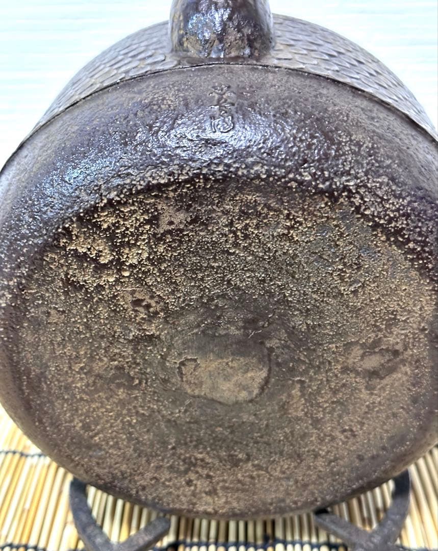 未使用品　南部藩釜師鈴木主膳堂　十代鈴木 忠兵衛(徳之助)作２２型槌目　南部鉄瓶