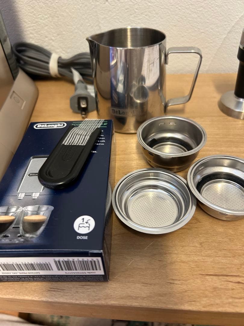 デロンギ デディカ アルテ　エスプレッソマシン　EC885J-BG ベージュ