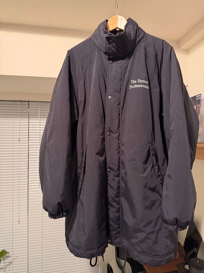 ジャケット・アウター PADDED NYLON BENCH COAT (BLACK/WHITE)