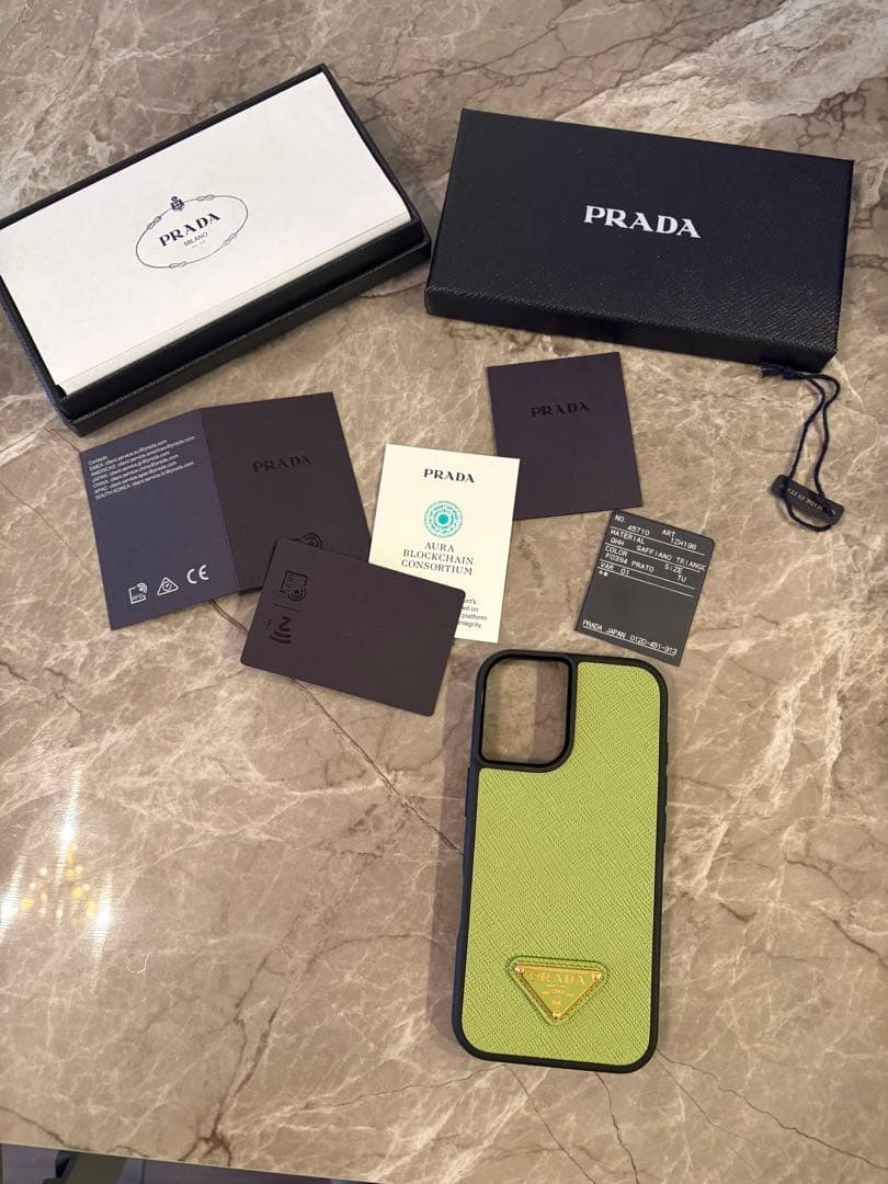 ほぼ新品　26年2月1日購入PRADA iPhone16ケース ライムグリーン
