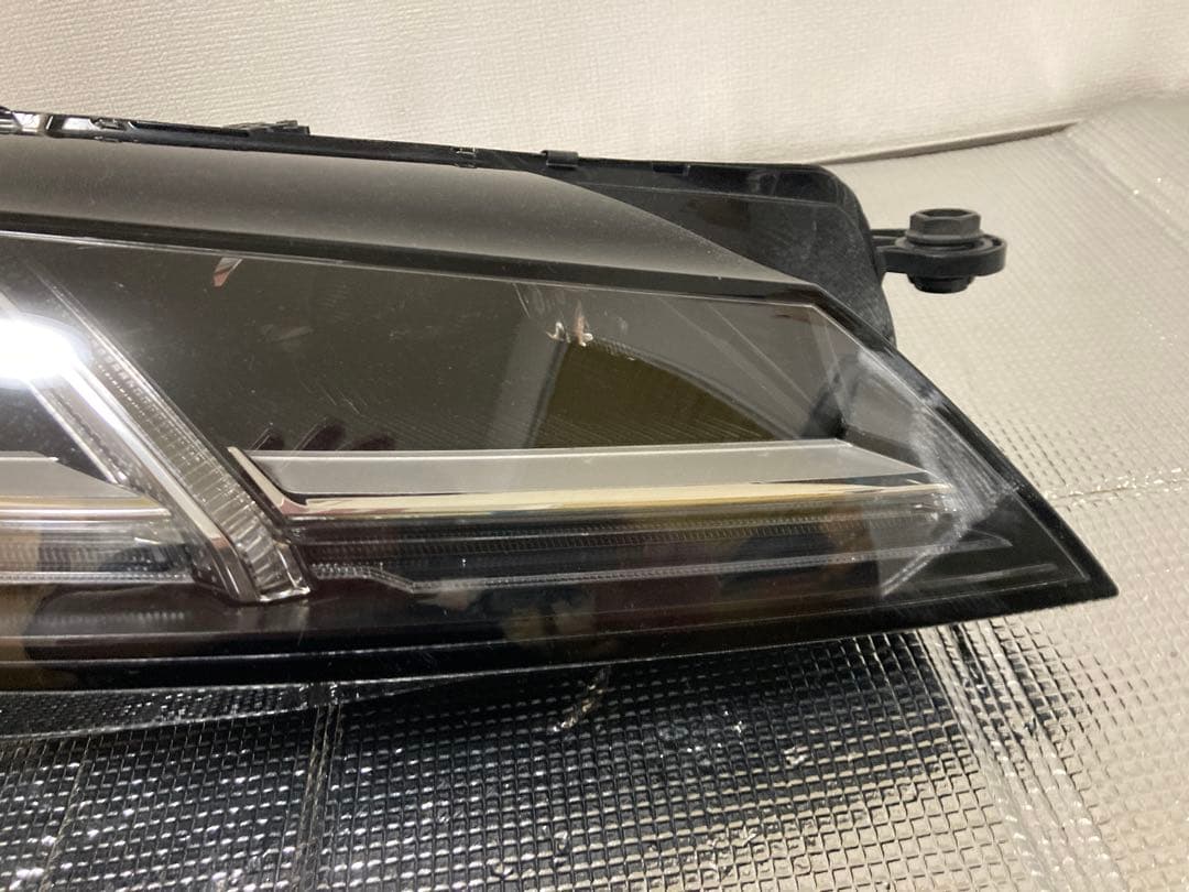 アウディ TTヘッドライト右側