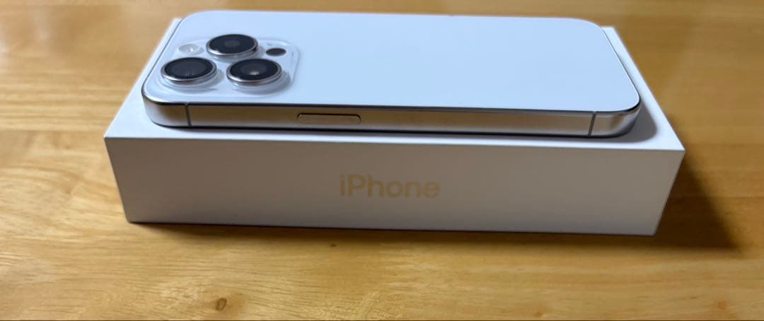 KUBOTA Apple iPhone 15 Pro ホワイトチタニウム