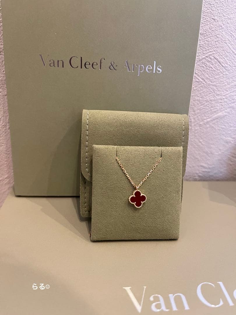 Van Cleef & Arpels スウィート　アルハンブラ・カーネリアン
