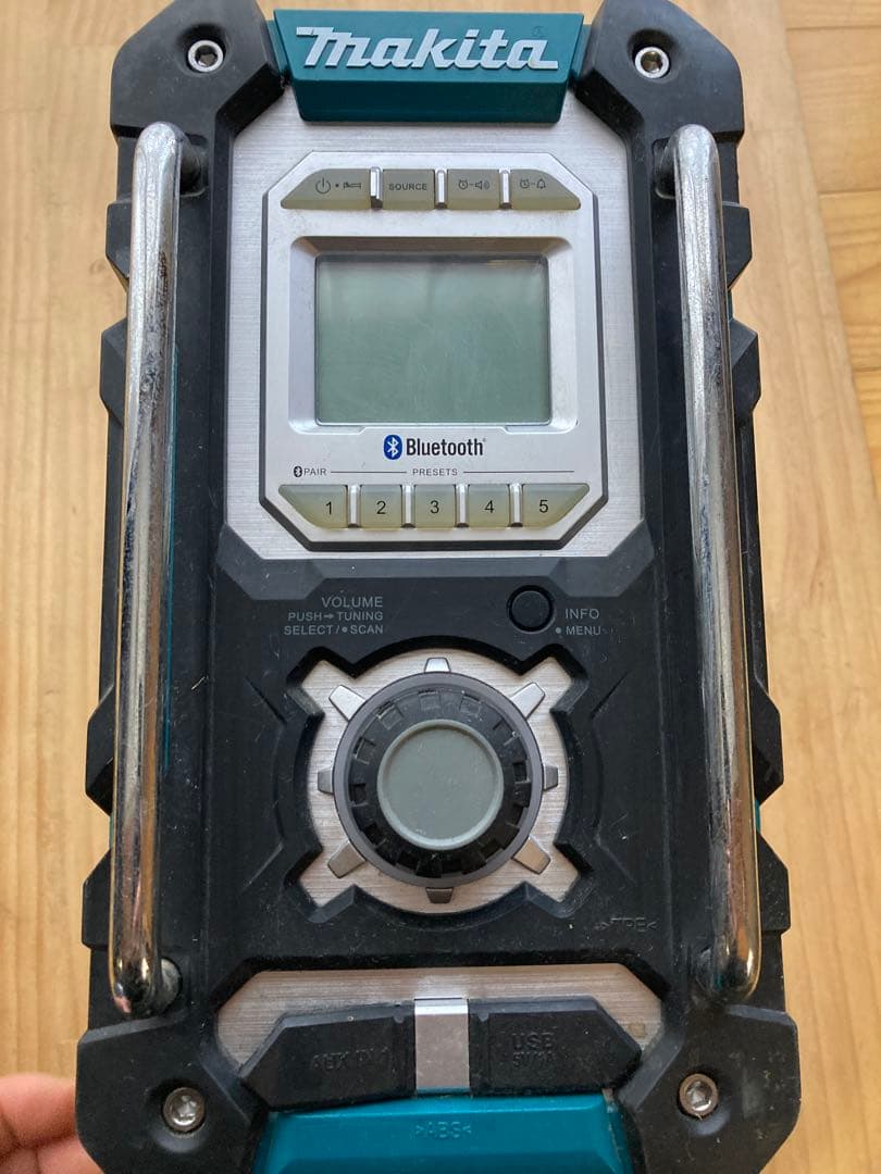 マキタ　充電式ラジオ　MR106