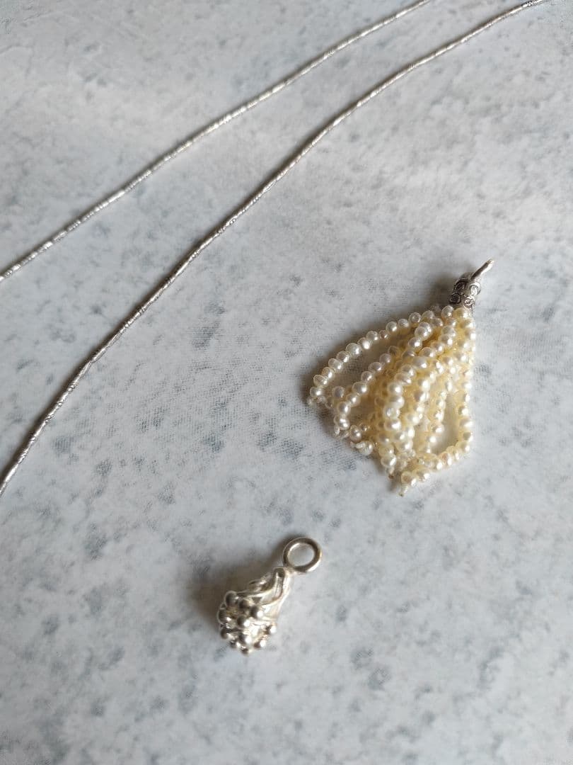 極小淡水パールタッセルチャーム付、カレンシルバーロングネックレス　ベビーパール