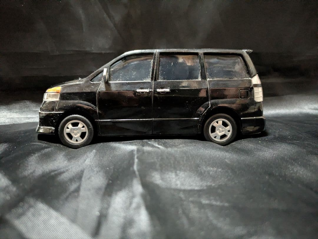 トヨタ　ヴォクシー　カラーサンプル　1/24