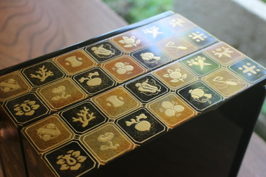 デッドストック！内朱金縁黒漆に極上宝尽蒔絵の映える二段重（検輪島塗重箱お重