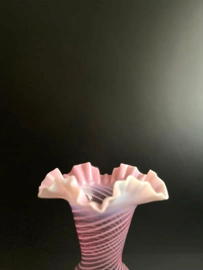 692 骨董 アンティーク ピンクオパール渦巻き紋様花瓶 フリルガラス 明治